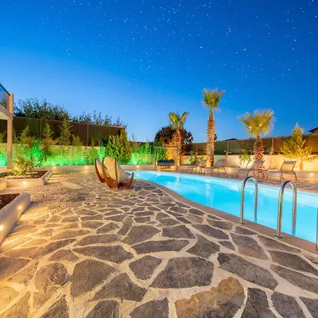 Villa Sleeps 5 With Pool Air Con And Wifi